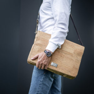 Business Geschäftsmann mit Natur Umhängetasche Schultertasche Laptoptasche aus Kork von Jorge Carmo