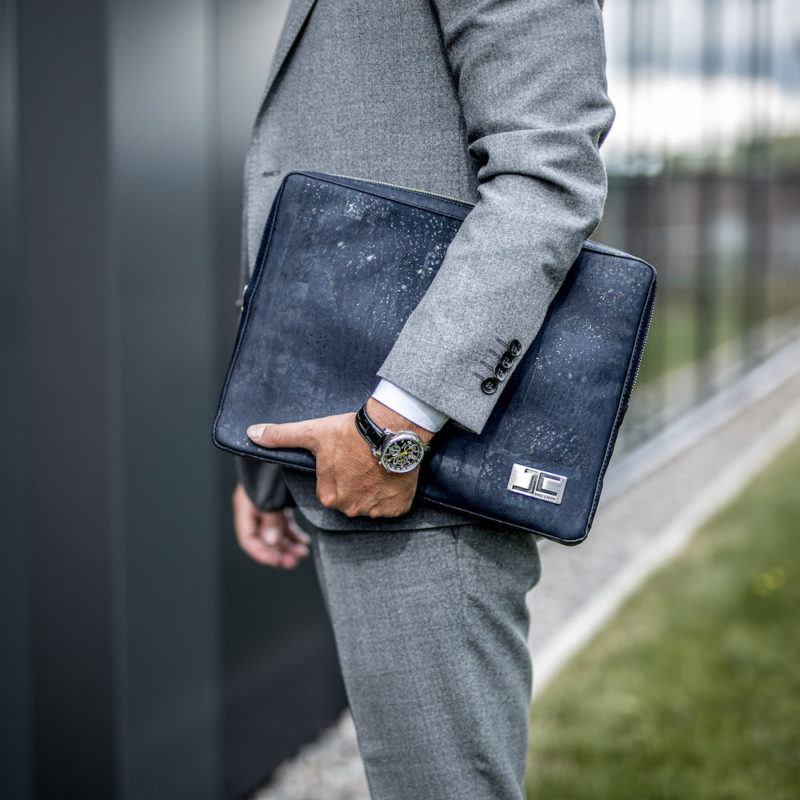 Business Geschäftsmann wartet mit dunkelblauer LUCA Laptoptasche aus Kork von Jorge Carmo
