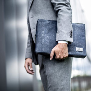Business Geschäftsmann mit dunkelblauer LUCA Laptoptasche aus Kork von Jorge Carmo